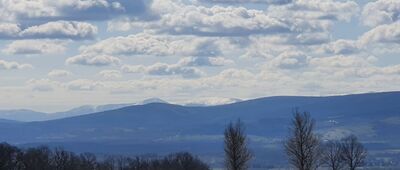 Złotniki Lubańskie ↔ Augustów [Widok na Karkonosze z Augustowa z okolic skały bazaltowej Słupiec.]