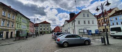 Leśna, Rynek ↔ Leśna [Widok na Urząd Miejski w Leśnej od strony ul. Lubańskiej.]