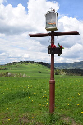 po lewej stronie kapliczki Grzebień 677m