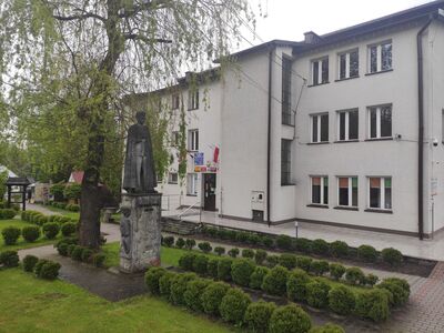 Pomnik Władysława Orkana i budynek Rady Gminy