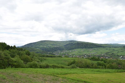 od lewej Modyń 1029m i Mała Modyń 988m