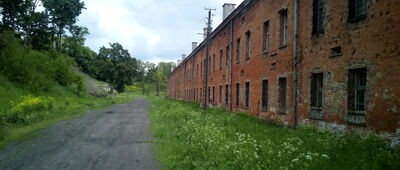 Twierdza Modlin, prochownia ↔ Twierdza Modlin, Brama Kadetów [Budynek koszarowy. Ten z Bramą Kadetów.]