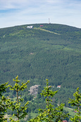 Widok z Sępiej Góry na Stóg Izerski i wieżę widokową Skywalk
