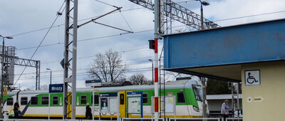 Mrozy, stacja kolejowa [Pociąg Kolei Mazowieckich z Warszawy na stacji w Mrozach]