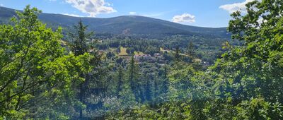 Rozejście szlaków ↔ Świeradów Zdrój, ul. Nadbrzeżna [Widok ze Świętojanek na Sky Walk i Stóg Izerski]